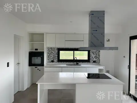 Venta de Casa 4 ambientes con galeria y fondo en Magallanes en Berazategui