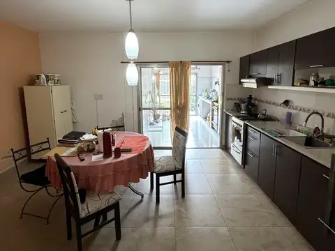 Casa 4 ambientes con 2 baños