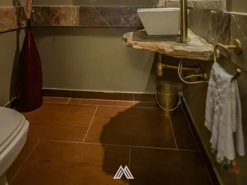 Casa 8 ambientes con 4 baños