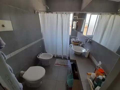 SE VENDE DEPARTAMENTO TIPO DUPLEX EN PB - con cochera, patio y jardín.