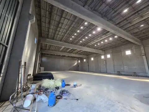 Galpón en aqluiler - A estrenar - Piso de alto transito