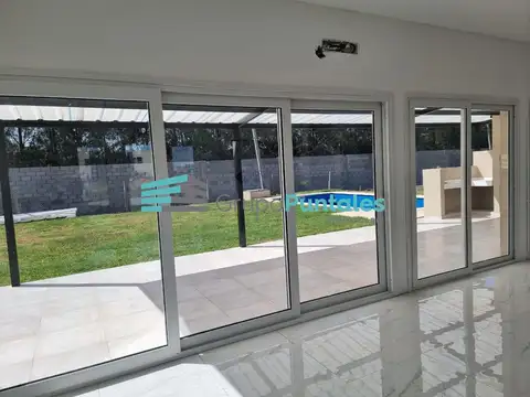 Casa 4 ambientes con 3 baños