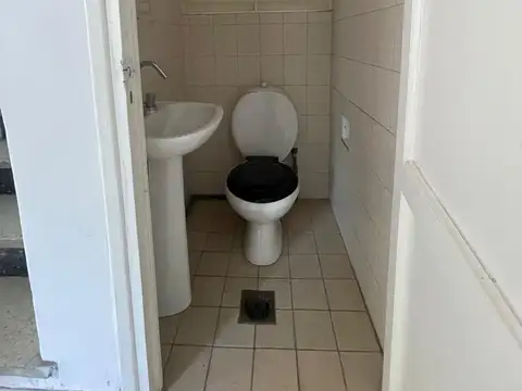 Casa 8 ambientes con 2 baños