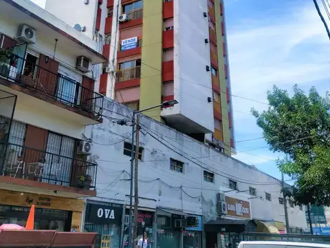 Luminoso departamento de tres ambientes. A 3 cuadras de la estación Villa Ballester
