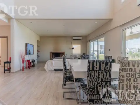 Casa 7 ambientes con 4 baños