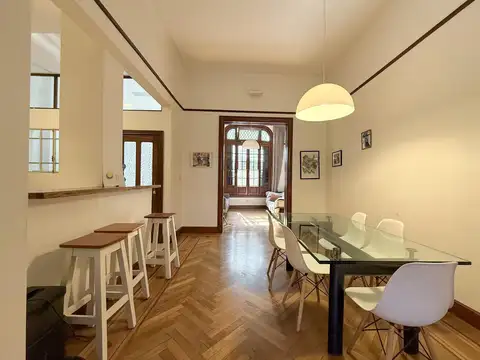 VENTA PH de categoría en Colegiales – 4 ambientes, patio, cochera y sótano. Refaccionado