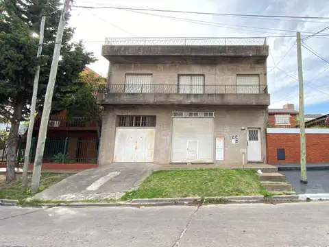 AMBIENTES MUY AMPLIOS. C/ PATIO Y JARDIN!