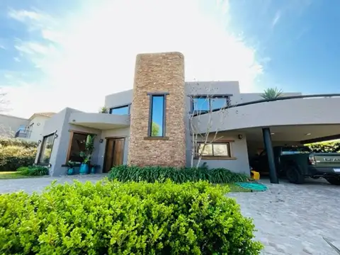 IMPECABLE 410m2 Cub. 2 plantas. 5 amb + dep gal qcho