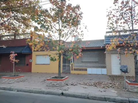 PH DE 3AMB AL FRENTE, MUY LUMINOSO. COCINA, LIVING COMEDOR, 2 DORMITORIOS, BAÑO COMPLETO, PATIO Y LAVADERO CUBIERTO, Y PATIO DESCUBIERTO