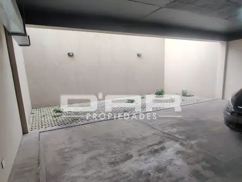 VENTA COCHERA CUBIERTA - ACCESO POR PORTÓN AUTOMÁTICO