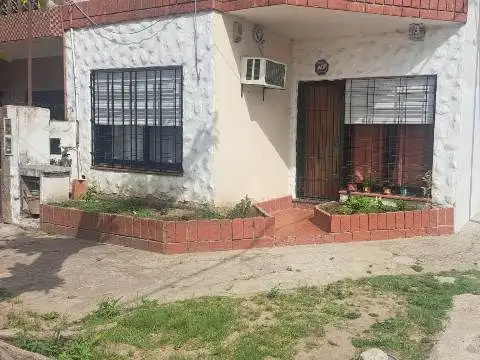 Casa en esquina ubicada a 2 cuadras de Avda. Juan m.de Rosas