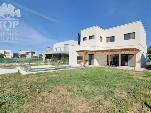 Casa 6 ambientes con 4 baños