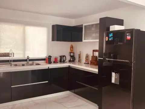 Encantadora casa con jardín al lago