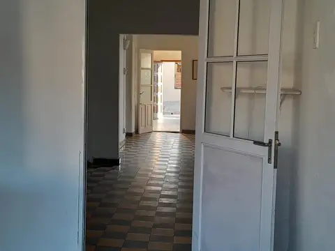 Casa 9 ambientes con 1 baño