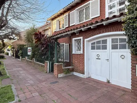 Casa en Venta, 2 Plantas, Con Jardín y Cochera, Ideal Actualización - Martínez, San Isidro