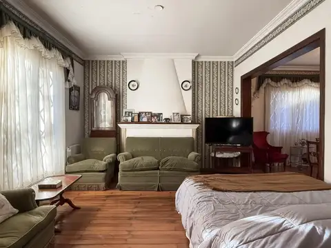 Casa en Venta, 2 Plantas, Con Jardín y Cochera, Ideal Actualización - Martínez, San Isidro