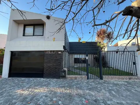 VENTA CASA CON JARDÍN Y COCHERA APTO CREDITO  