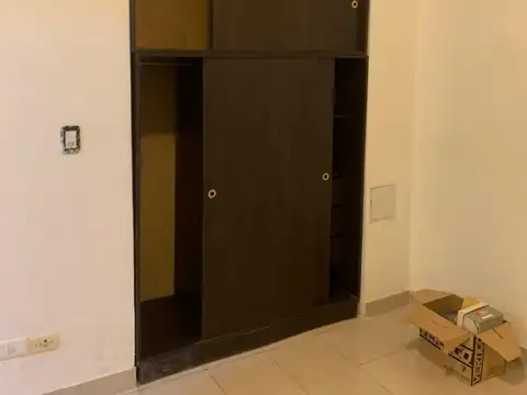 Monoambiente con Cocina Integrada. Patio. Muy Buen Estado