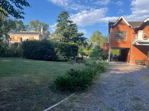 Casa en Venta con 2 cocheras