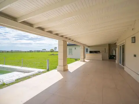 VENTA CASA 5 AMB 1 HA LA MACARENA PILETA PERMUTA