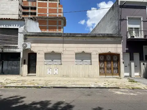 Casa a reciclar en 17 entre 60 y 61