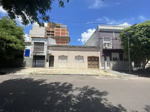 Casa a reciclar en 17 entre 60 y 61