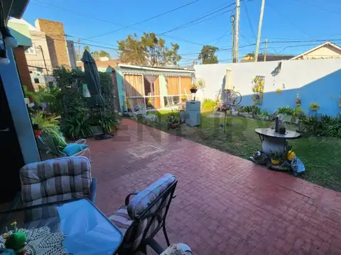 Casa 5 ambientes con cochera y fondo libre a metros del centro de castelar Norte.-APTO CREDITO HIPOT