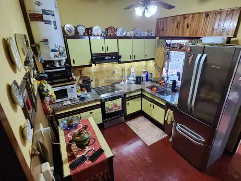 Casa 5 ambientes con cochera y fondo libre a metros del centro de castelar Norte.-APTO CREDITO HIPOT