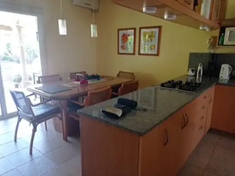 Casa en Alquiler con 2 cocheras