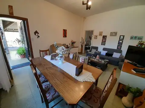 Casa 6 ambientes con 2 baños