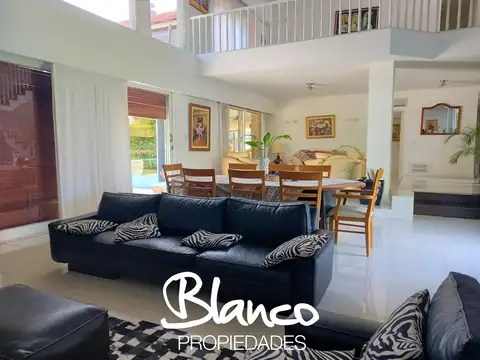 Casa en Venta con 4 cocheras