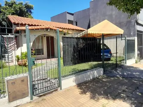 VENTA CASA 2 AMB CON PATIO Y COCHERA AVELLANEDA