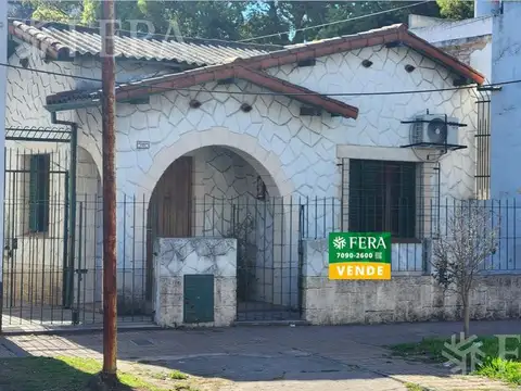 Venta de casa 3 ambientes con jardin y cochera en Quilmes