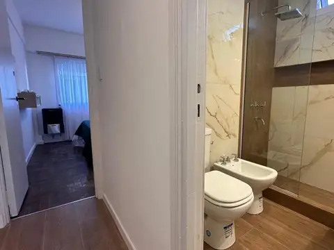 Depto 2 amb con balcón a la calle