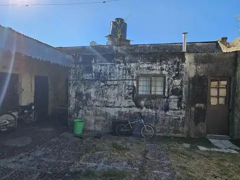 Casa a refaccionar con amplio terreno. Local comercial. Junin entre 25 de Mayo y Abasolo
