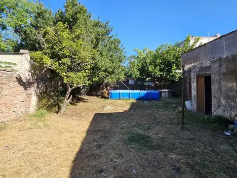 Casa a refaccionar con amplio terreno. Local comercial. Junin entre 25 de Mayo y Abasolo