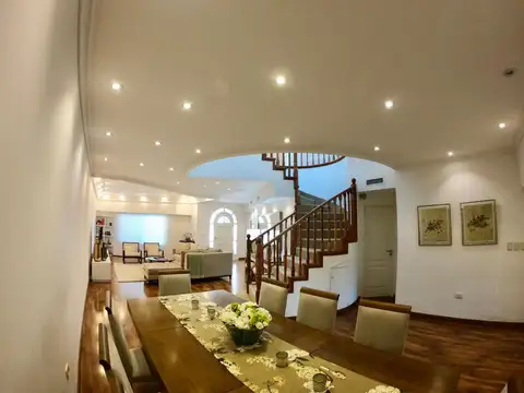 Casa 6 ambientes con 5 baños