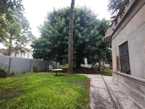 Casa en Alquiler con 4 cocheras