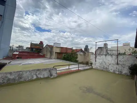 Venta de Casa 5 ambientes con patio, terraza y local al frente.