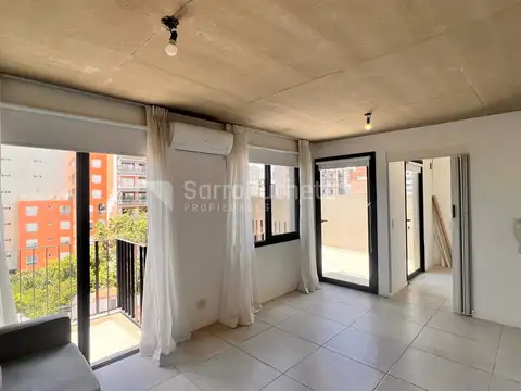 Alquiler departamento monoambiente con balcón y terraza en Morón centro.
