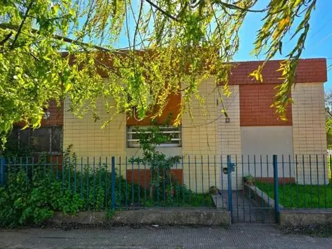 Casa en venta - 3 Dormitorios 1 Baño - Villa Elvira