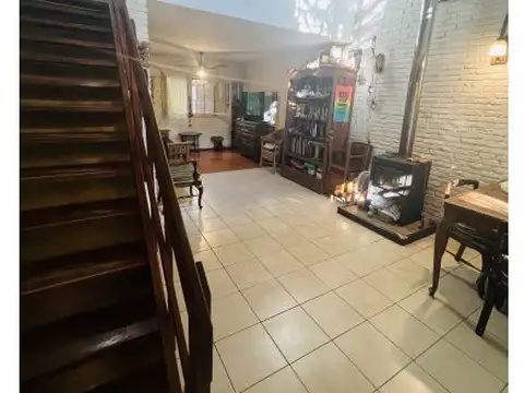 Casa 6 ambientes con 2 baños