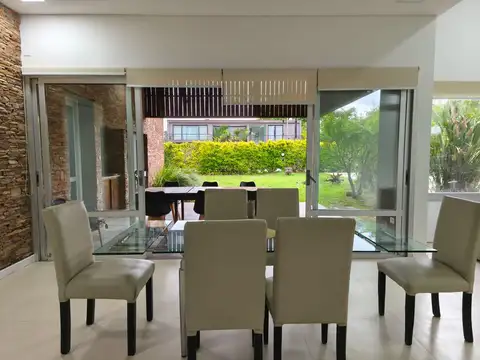 Casa 5 ambientes con 3 baños