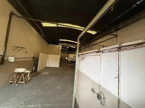 Galpón Comercial 411 m² con Frente sobre Avenida - Villa Luzuriaga