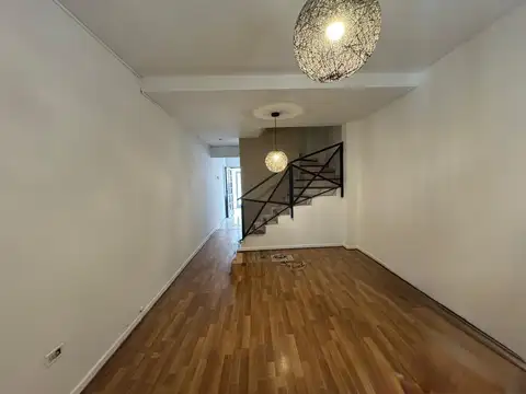 Triplex 4 ambientes con pequeño patio y cochera   en alquiler   San Justo