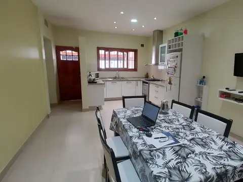 Casa 4 ambientes con 2 baños