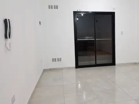 VENTA EXCELENTE DEPARTAMENTO 2 AMBIENTES CON PATIO PROPIO 