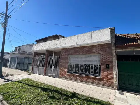 Venta casa sobre lote propio en Bernal Oeste