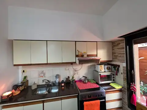EN VENTA EN VILLA BOSCH HERMOSO DEPARTAMENTO TIPO CASA DE 2 AMBIENTES - FICHA 10356
