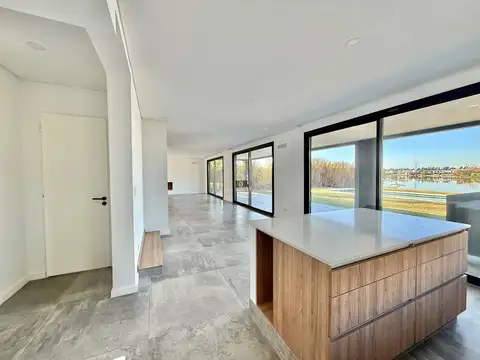 Casa en Alquiler con 2 cocheras